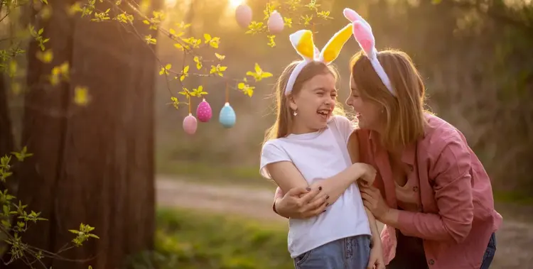 ostern-mutter-mit-kind-draußen