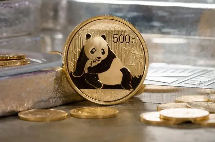 goldmuenze-panda-stehend-auf-stein