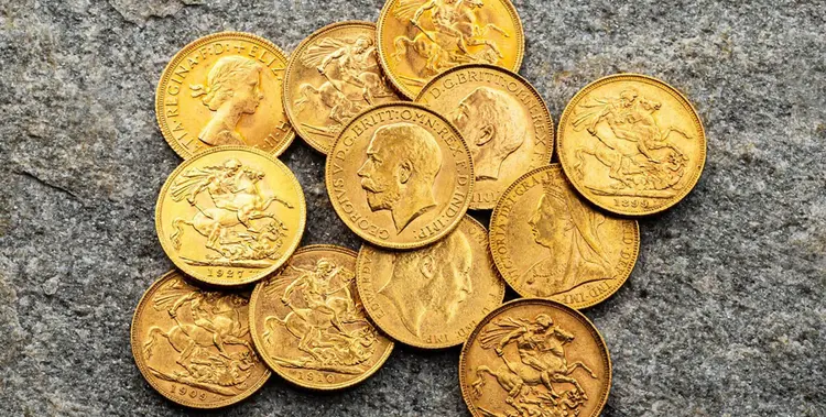 sovereigns-vintage-goldmuenzen-auf-schiefern