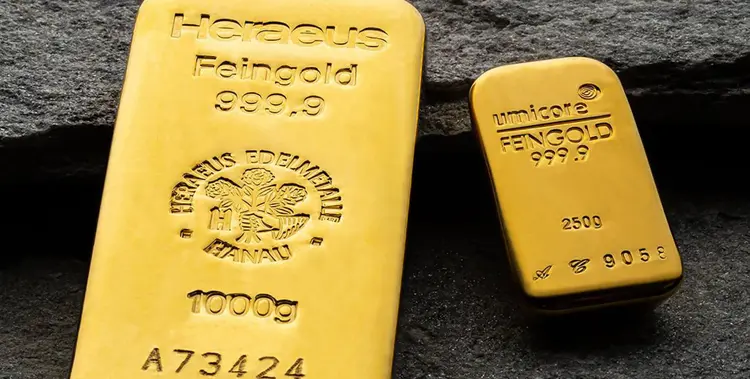 zwei-goldbarren-auf-schiefern