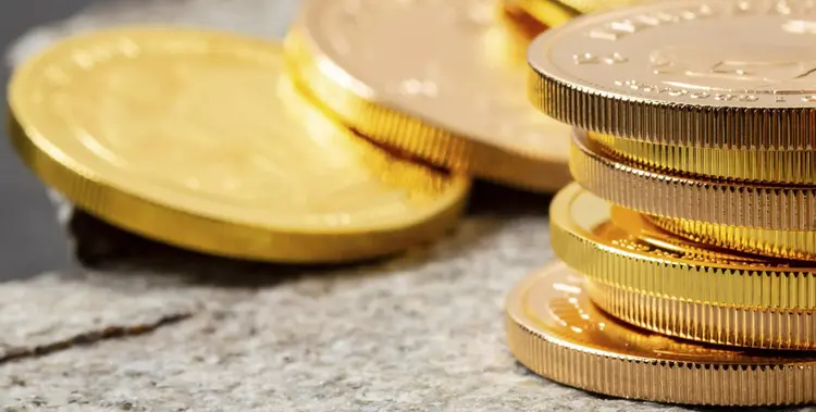 goldmuenzen-nahaufnahme-auf-schiefern