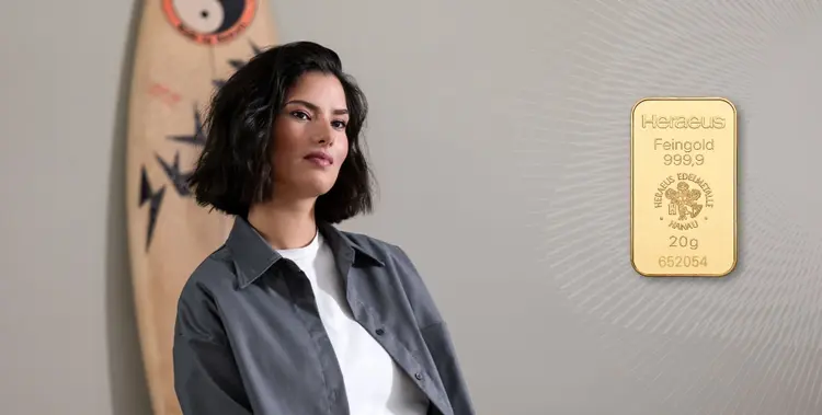 persona-4-mit-surfbrett-goldbarren