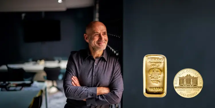 mann-stehend-im-innenraum-blick-nach-draußen