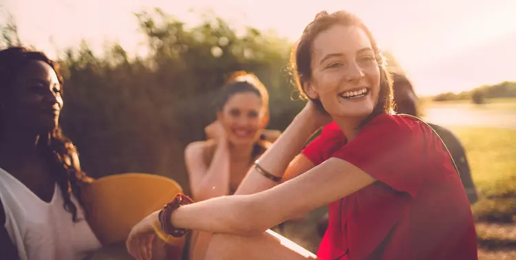 junge-frauen-lachend-in-der-natur