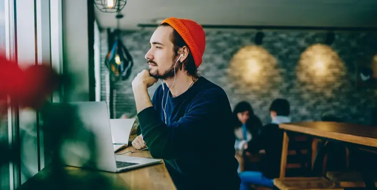 mann-sitzend-am-fenster-blick-nach-draußen