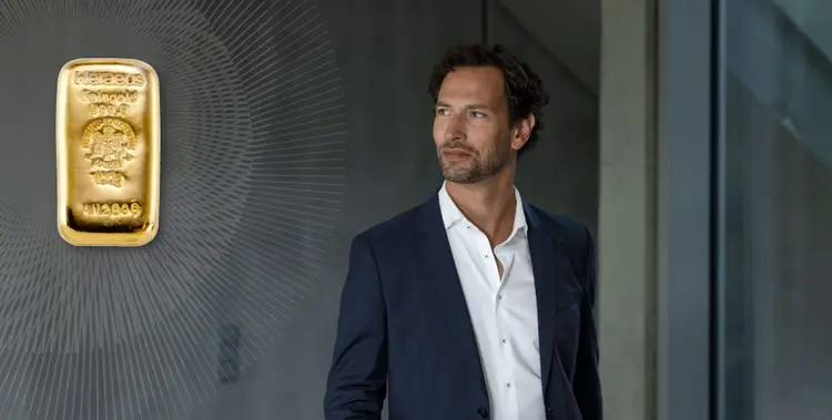 persona-4-mit-surfbrett-goldbarren