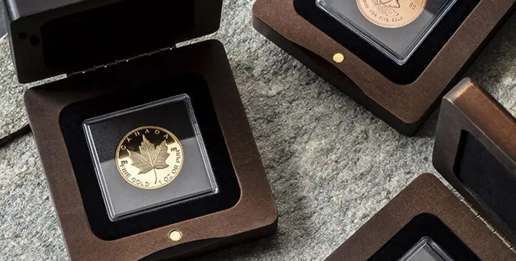 goldmuenzen-in-geschenkbox-aus-holz-auf-schiefern