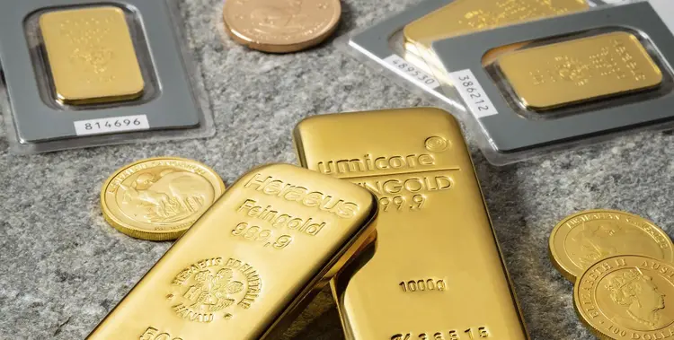 goldmuenzen-auf-schiefern